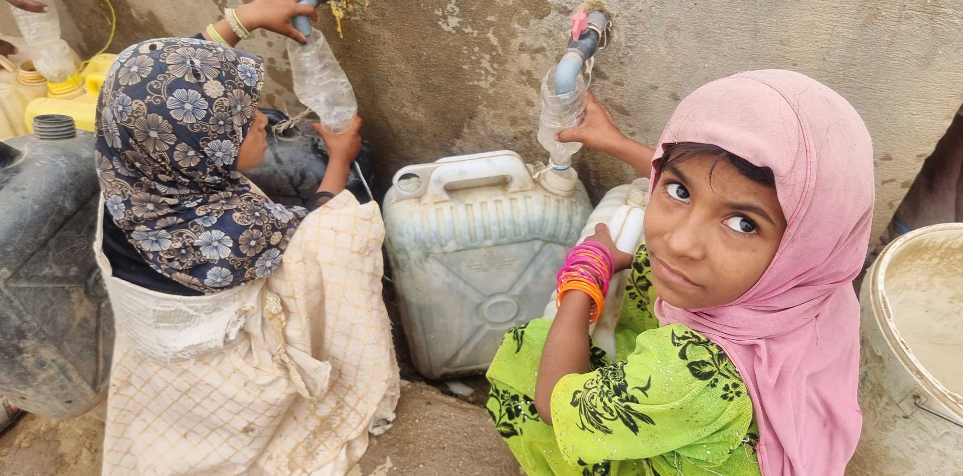 محافظة الحديدة... طفلتان تبحثان عن شربة ماء